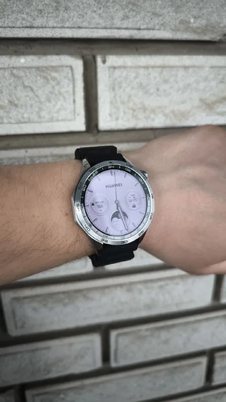 Huawei GT 4 smartwatch with three bracelets 1