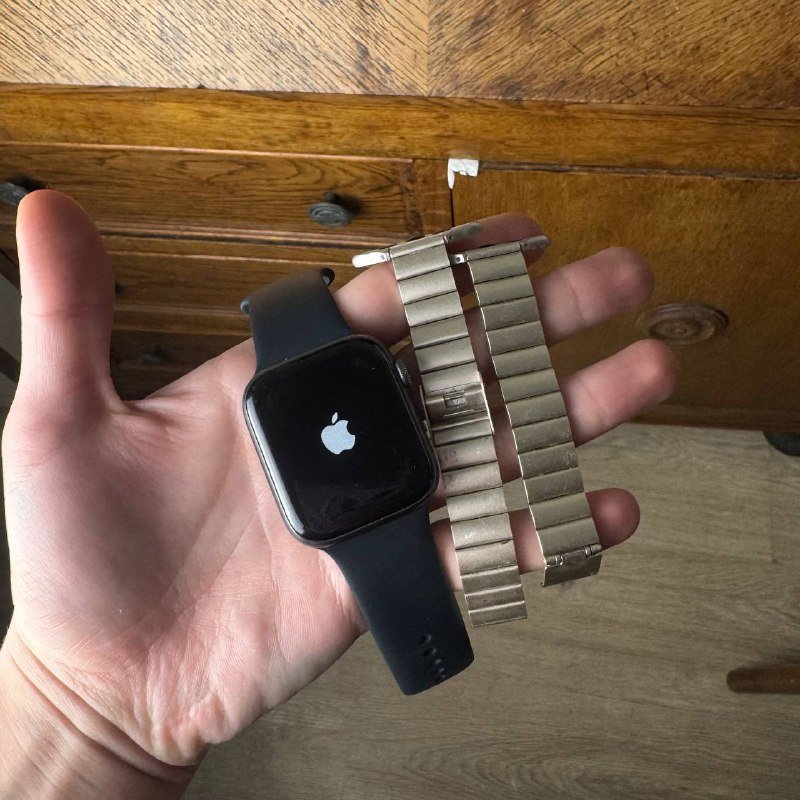 Apple Watch Series 4 GPS 44 мм черный, 2 ремешка