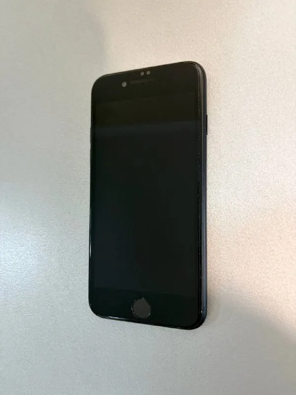 iPhone SE, стул на колесиках 1