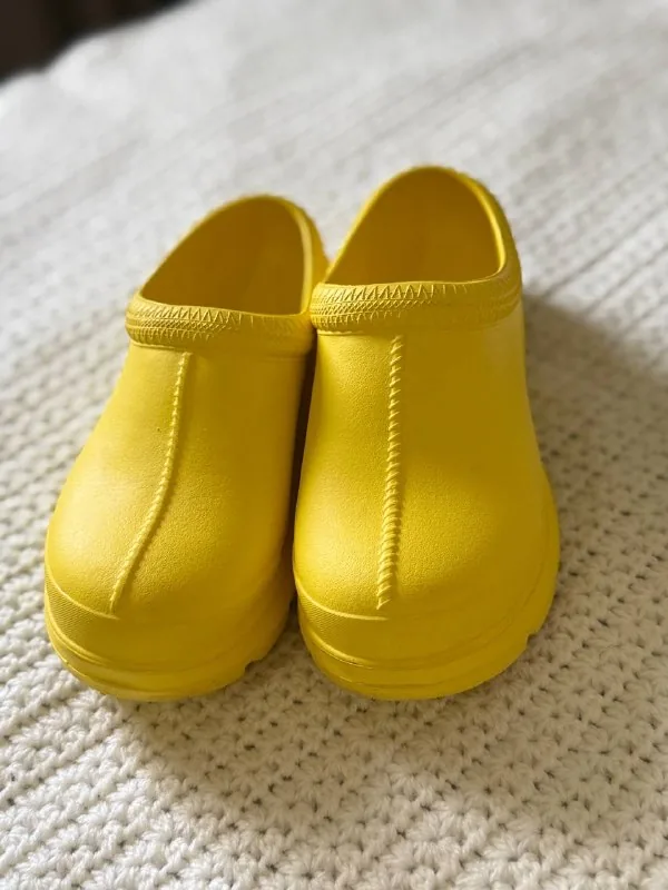Жёлтые резиновые UGG с открытой пяткой 1