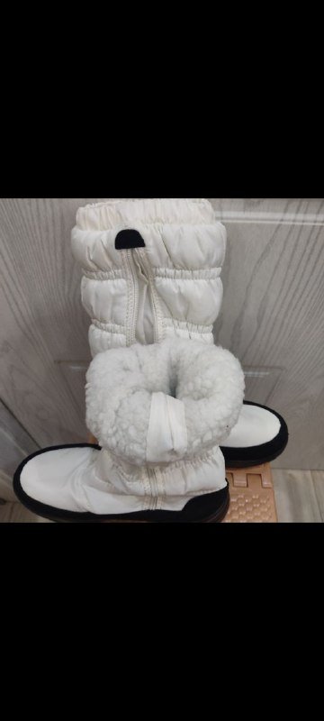 Женская обувь: сапоги, кроссовки Skechers чёрные