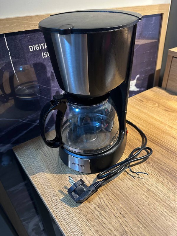Два монитора PHILIPS V Line, кофемашина 3