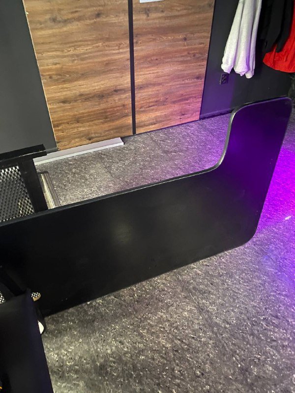 Офисный стол большой в разобранном виде