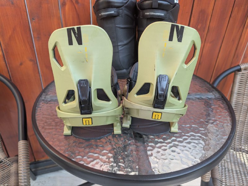 Доска с креплениями и ботами, шлем, очки, рюкзак, сумка 9