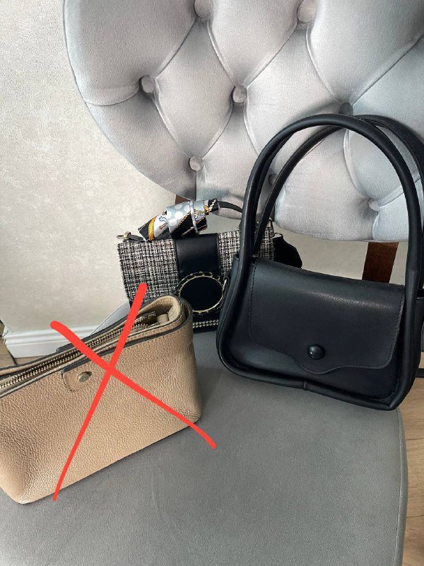 Чёрная сумка с золотой и серебряной фурнитурой