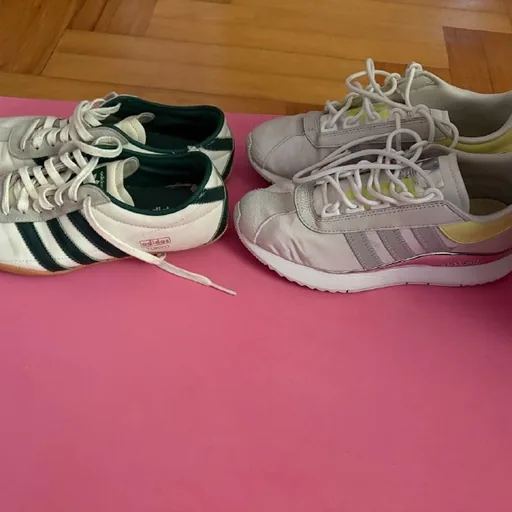 Женские кроссовки Adidas, две пары