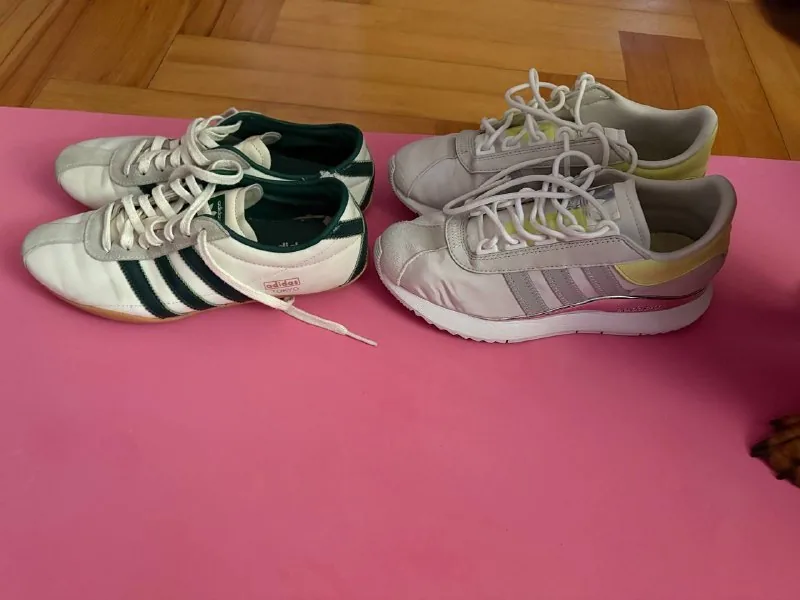 Женские кроссовки Adidas, две пары 1