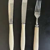 Металлическая миска, терки, подставка для крышек, лейка, ножи, бокалы 6