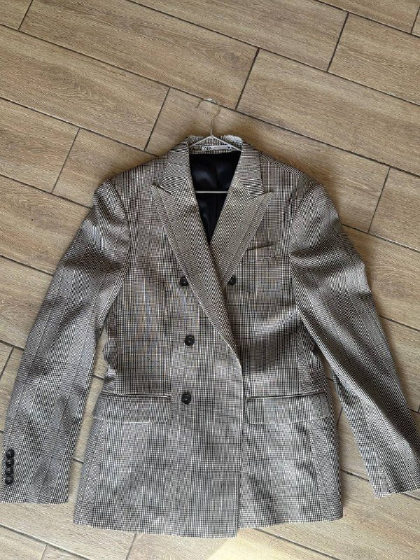 Стеллаж, умные весы Xiaomi, брюки, пиджак Zara, гирлянда, наушники JBL, фотоаппарат Зенит 4