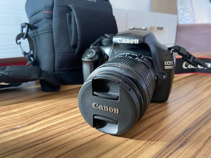Фотоаппарат Canon 1100D, сумка, карта памяти, кабели