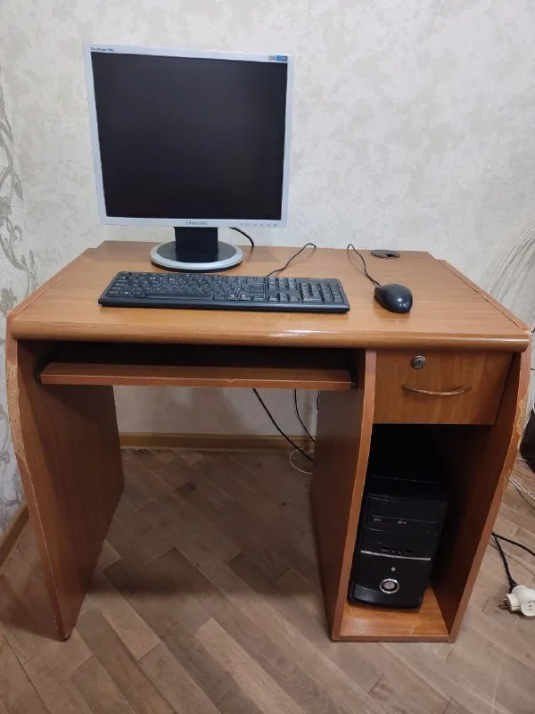 Компьютерный стол 1