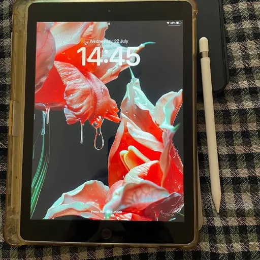 iPad 6th generation, Apple Pencil, Smart Covers