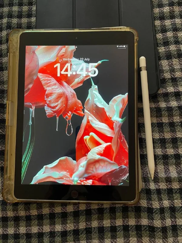 iPad 6th generation, Apple Pencil, Smart Covers 1