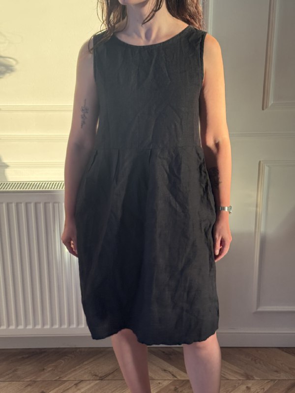 кремовое платье из муслина, чёрное льняное платье, серые джинсовые шорты, бежевые джинсы 4