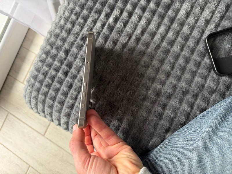 iPhone 15 pro титан и белый 6