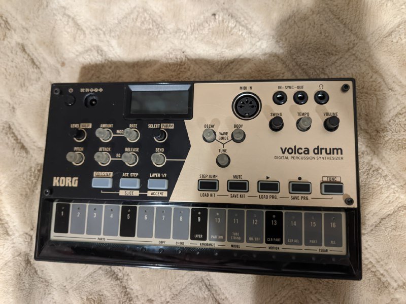 Roland MC-707, Behringer XENYX QX1002USB, KORG Volca Drum, KORG Volca Bass, KORG Volca FM, Behringer Pro VS Mini, Mooer PE100 2