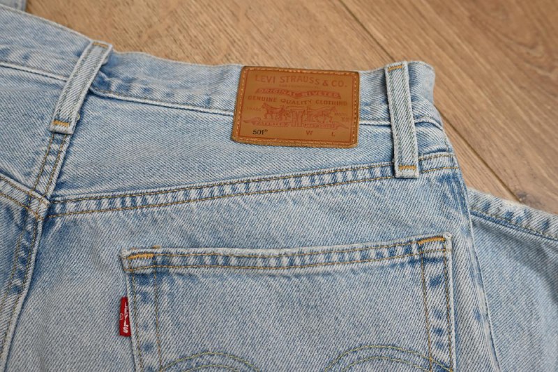 Женские джинсы Levi’s, юбка Zara, пиджак NAKD, мужские джинсы Levi’s, мужское пальто Zara 2