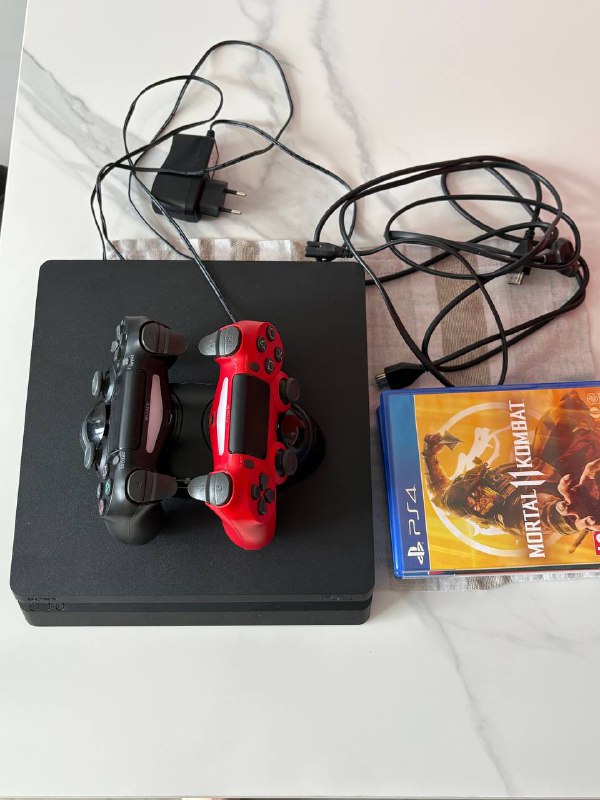 PlayStation 4 с двумя джойстиками и играми 1
