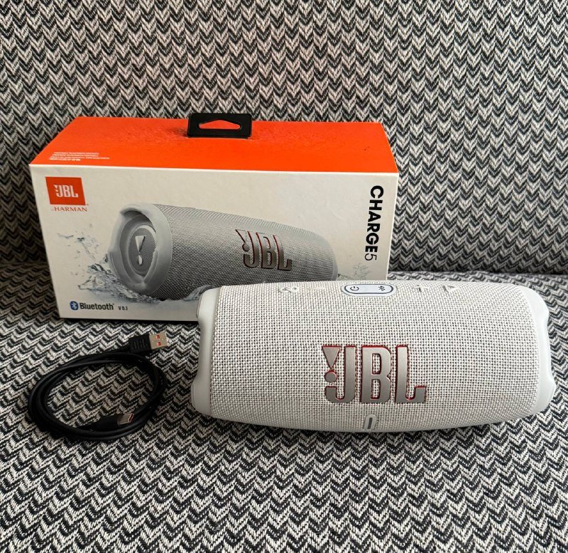 Портативная Bluetooth колонка JBL Charge 5 белого цвета