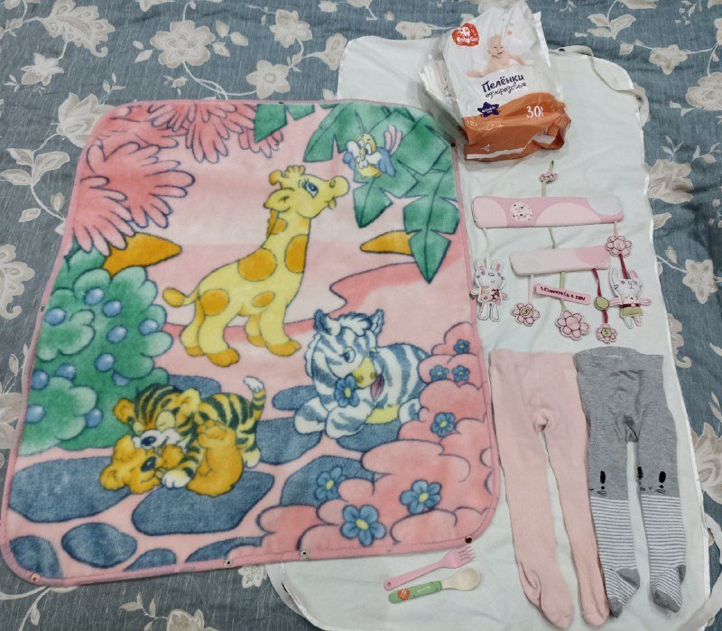 Плед-конверт, простынь, пеленки, колготки, ложка-вилка для малышей