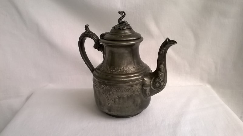 Старинный заварочный чайник с дельфином на крышке 2