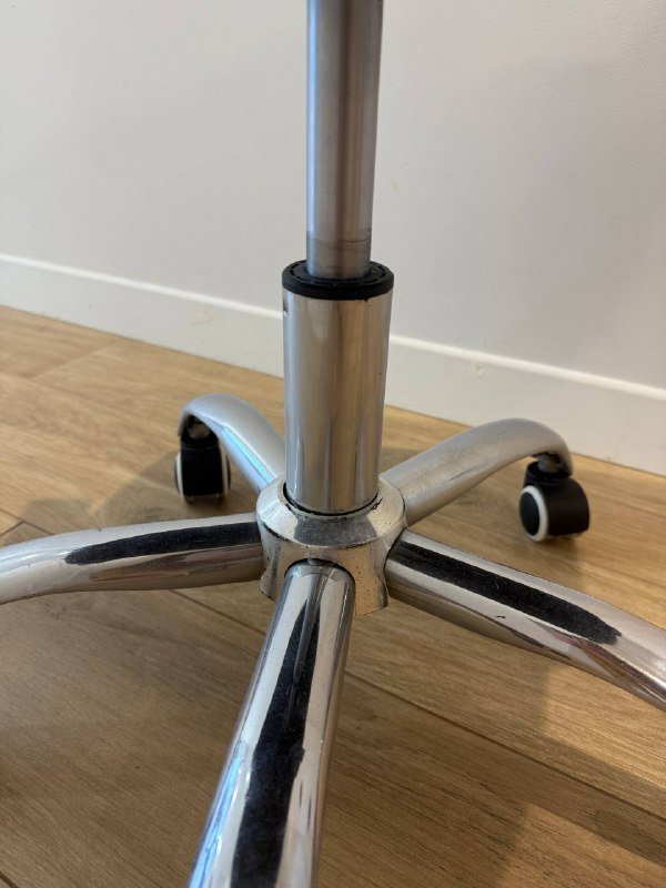 Офисные кресла с разной спинкой 3