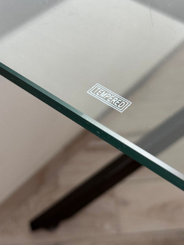 Дизайнерский стеклянный стол Tempered с металлическими ногами 3