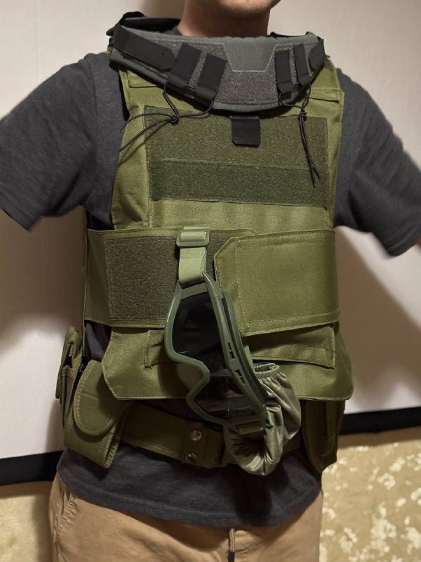 Жилет бронежилет, пояс с подсумками, защитные очки, ботинки 42 размер 3