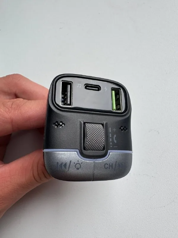 Автомобильный Bluetooth FM-трансмиттер 1