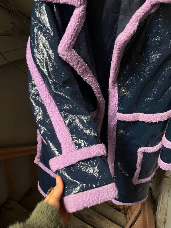 Виниловое oversize-пальто с искусственным мехом 3