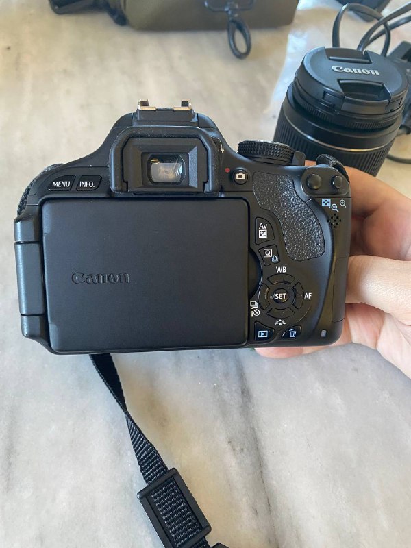 Canon EOS 600D with 18-55mm lens and accessories 3