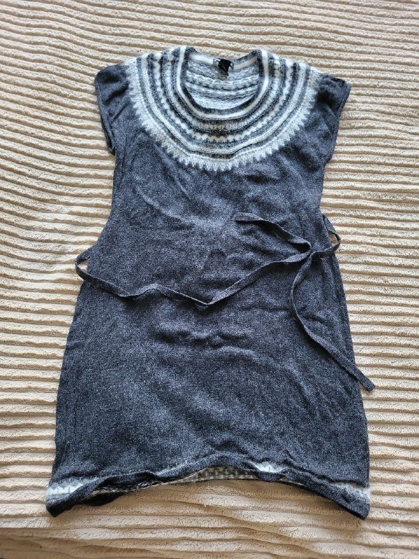 шерстяное платье мама, пиджак чёрный, майка спорт, джинсы gap, шапки тёплые, штаны marks Spencer, платья красное и светлое