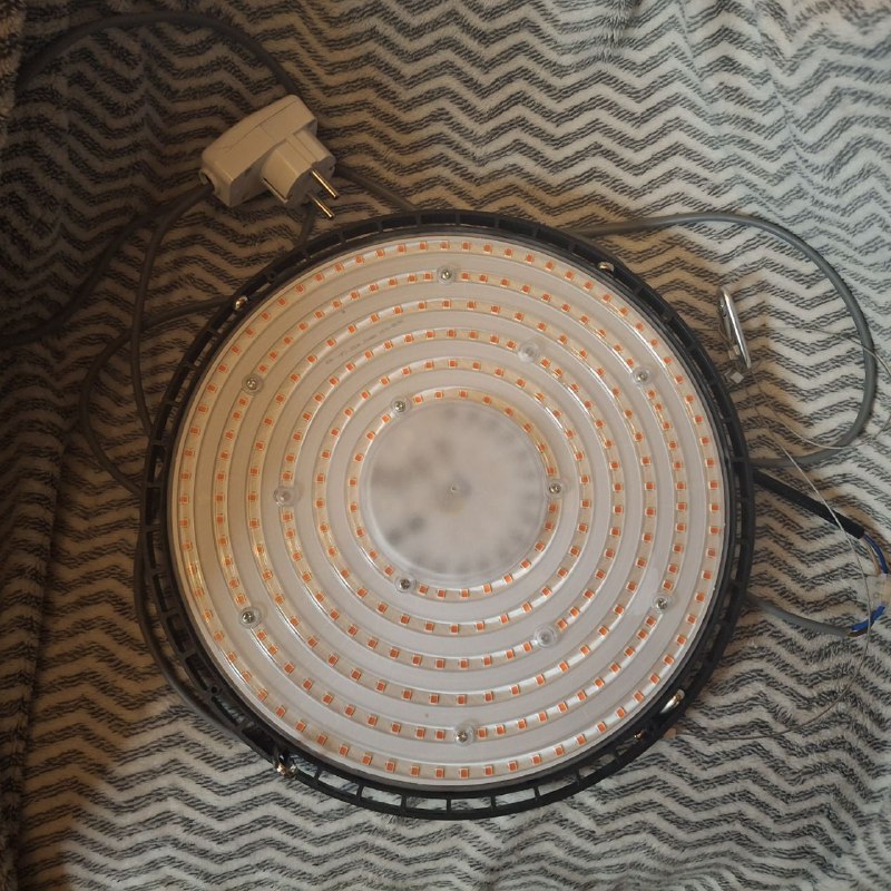 LED-лампы для гровинга растений UFO LED 200W, Agrolite 4.30 LED 120W