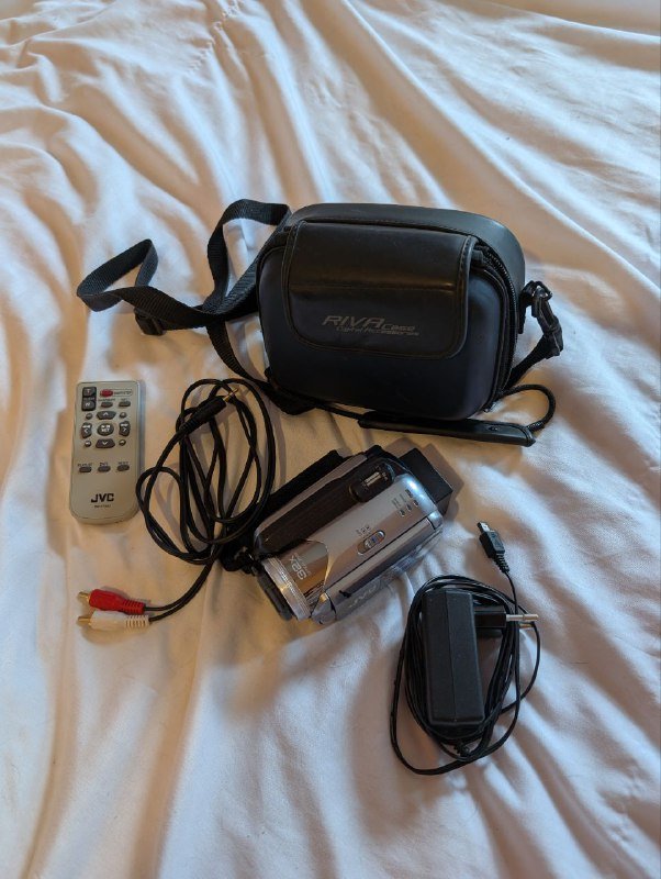 Видеокамера JVC GZ M21E с аккумулятором и флешкой
