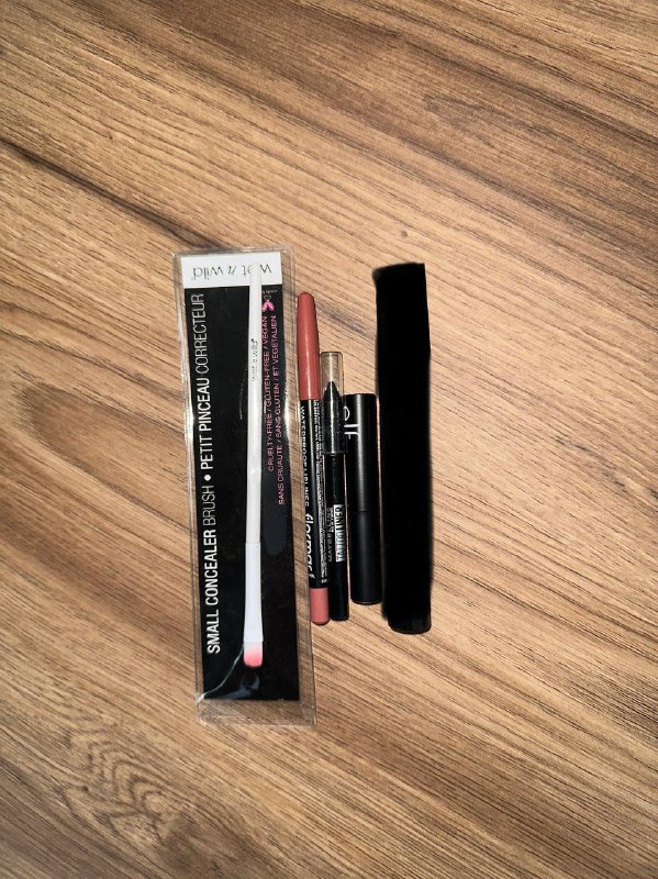 Кисточка, карандаш Flormar, гель для бровей E.L.F, карандаш Maybelline