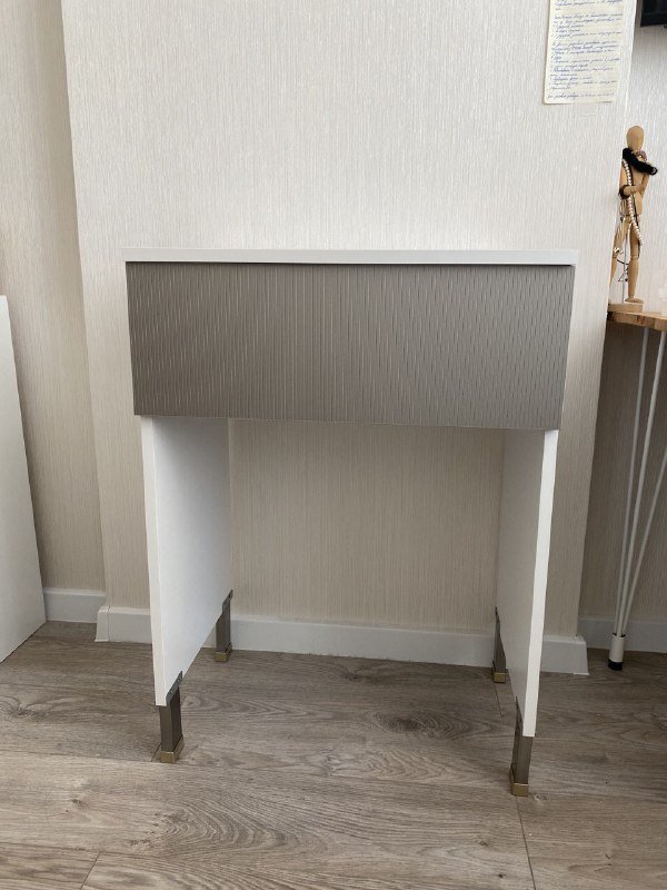 столик косметический с зеркалом и хранением 2