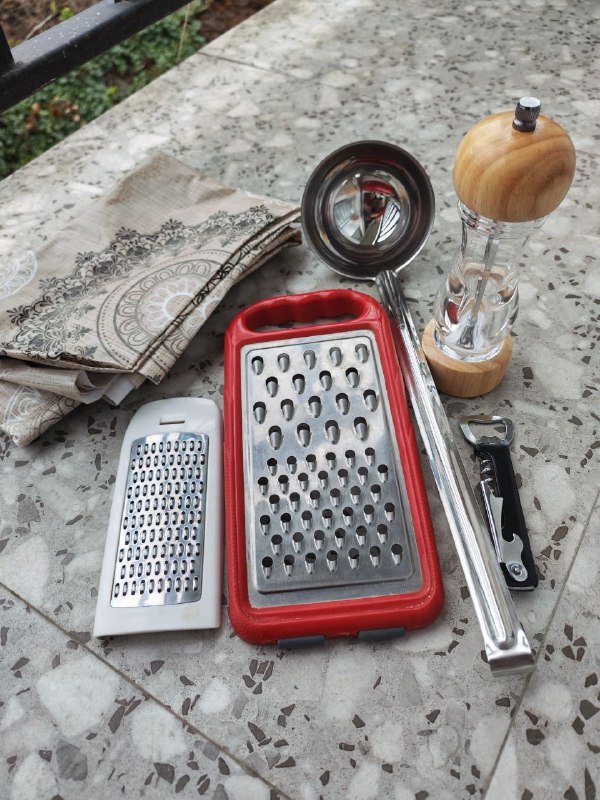 Терка большая, терка маленькая, штопор, черпак, скатерть, мельница для специй