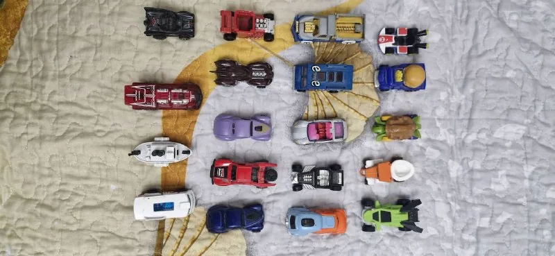 Напольные весы, машинки Hot Wheels, фигурки Бэймакс, ночник, настольный коврик 3