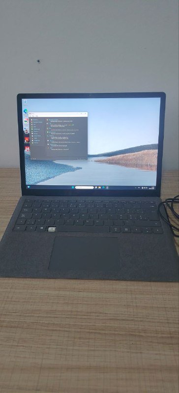 сенсорный ноутбук Microsoft с одной отсутствующей кнопкой