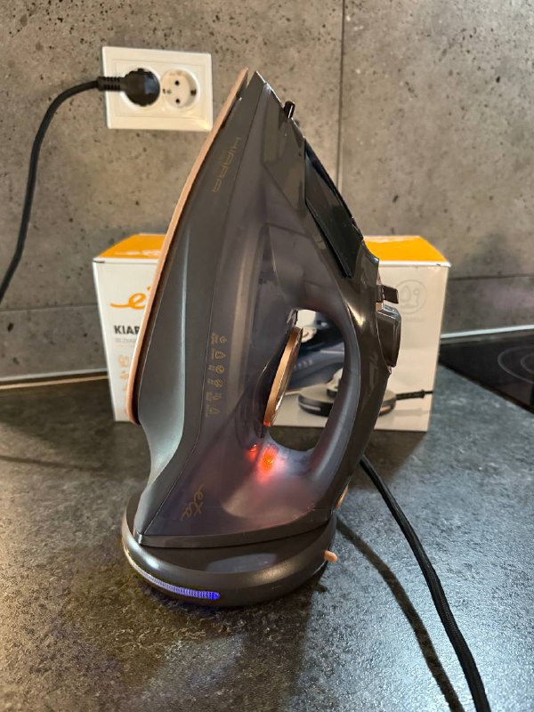 Смарт утюг, вафельный халат, этажерка, картина 3