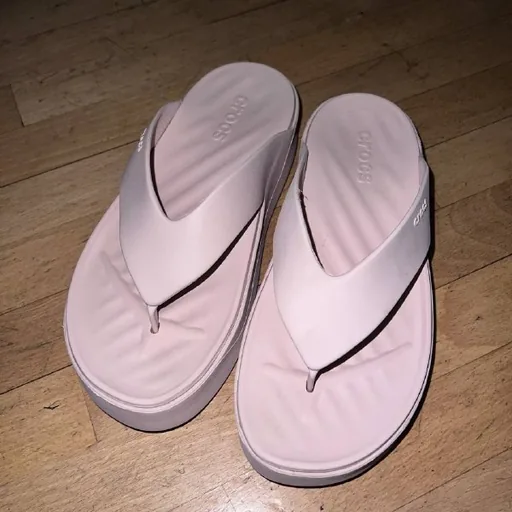 Женские тапки Crocs W6/37 EU