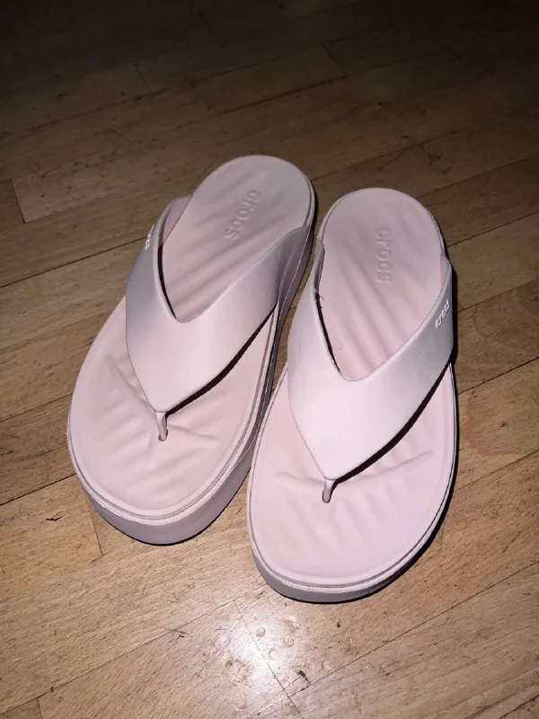 Женские тапки Crocs W6/37 EU
