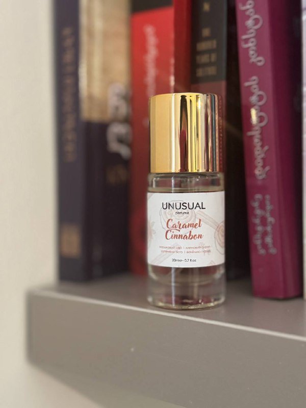 Топ с перчатками, парфюм UNUSUAL, кожаная юбка-шорты, кроссовки Adidas Gazelle, замшевый тренч ZARA, куртка H&M 3