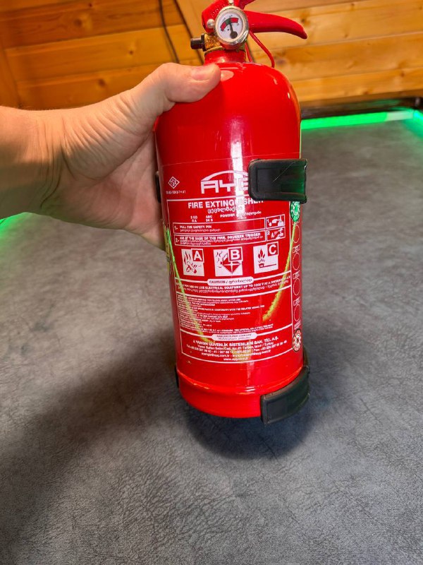 Коричневый Шкаф, Белый шкаф, СЛАЙСЕР, Огнетушитель, Тостер 5