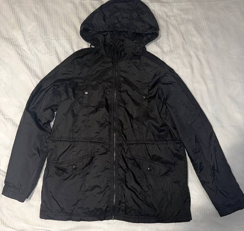 Черное платье, кожаная куртка, плюшевая куртка, черный жилет, рубашка, серые шорты 3