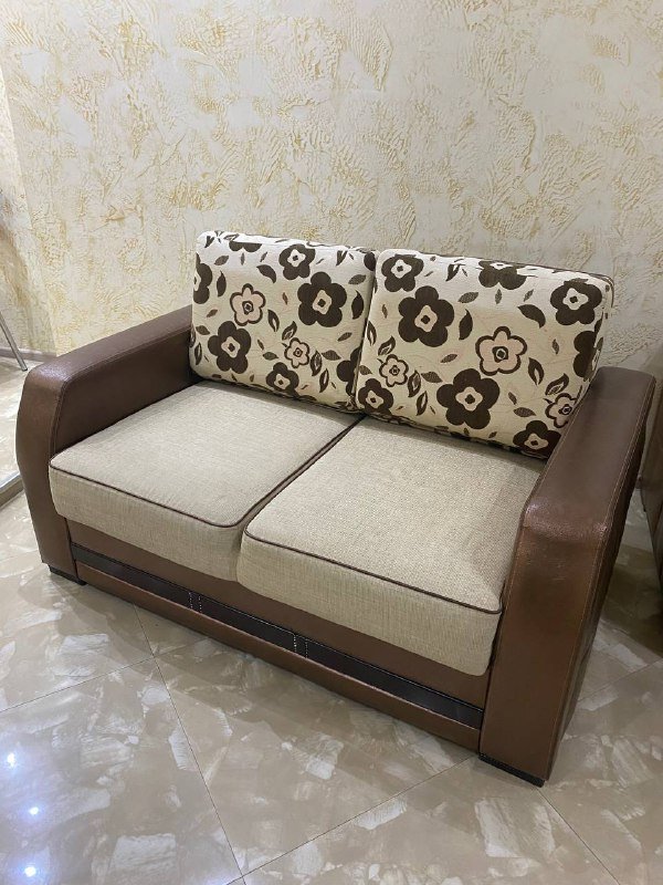 Диван двухместный, туалетный столик (трюмо)