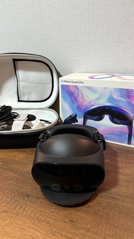 Meta Quest Pro шлем виртуальной реальности вместе с аксессуарами