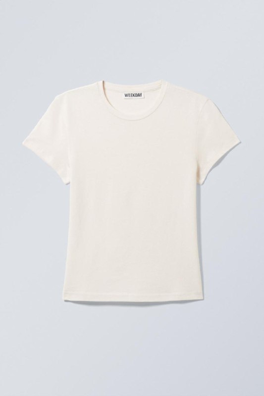 Черные джинсы Massimo Dutti, белая футболка Weekday 8