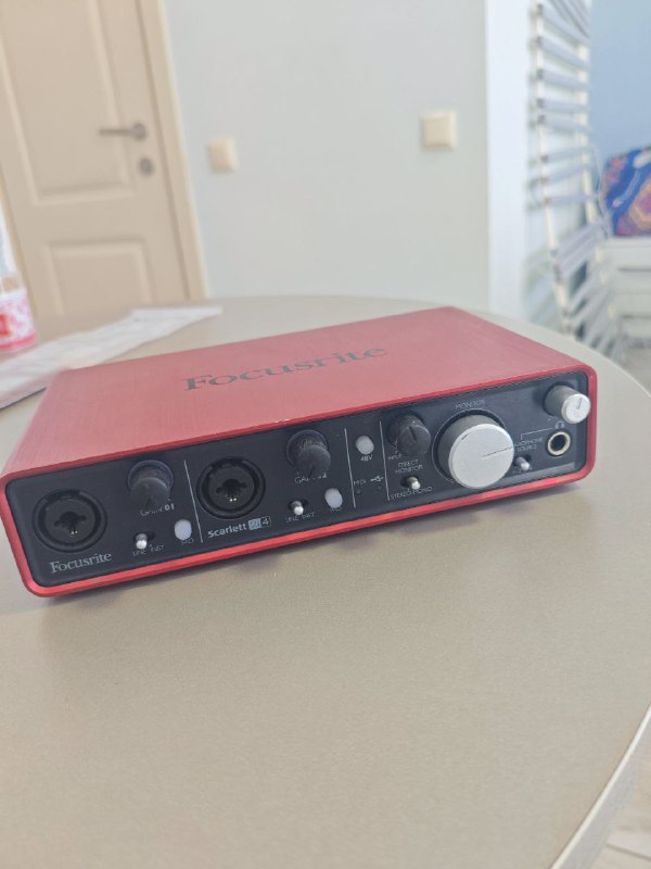 звук. карта Scarlett 2i4, мониторы JBL 305p mkII со стойками, укулеле Lanikai lu21c 6