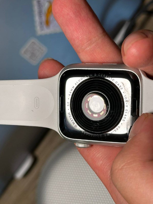 Apple Watch SE 44 мм белого цвета с оригинальным ремешком